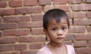 女孩回家时被一男跟踪 女孩回家时被一男跟踪