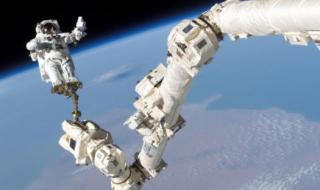 两名航天员太空互拍 两名航天员太空互拍